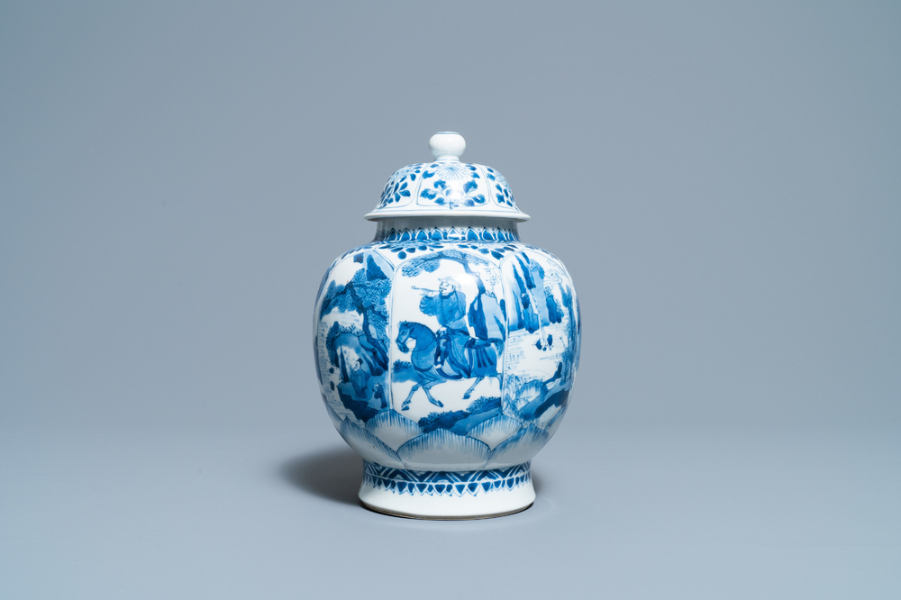 Een Chinese blauw-witte dekselvaas met ruiters te paard, Kangxi