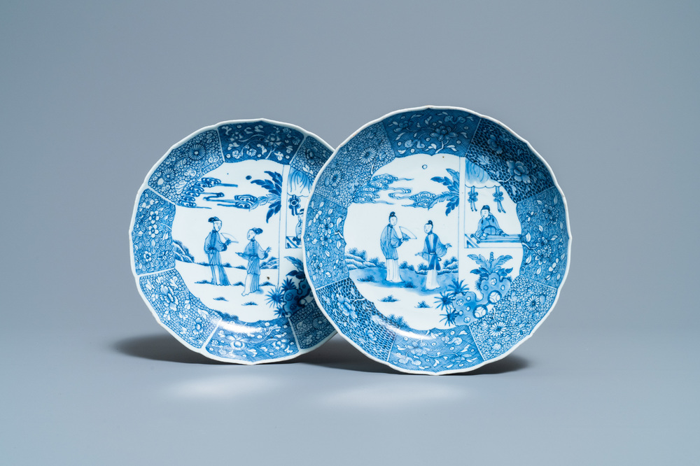 Een paar Chinese blauw-witte 'Xi Xiang Ji' borden, Qianlong