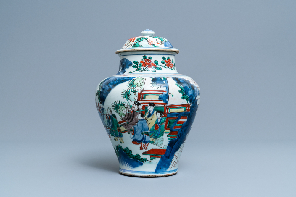 Un vase couvert en porcelaine de Chine wucai &agrave; d&eacute;cor d'immortels, Shunzhi