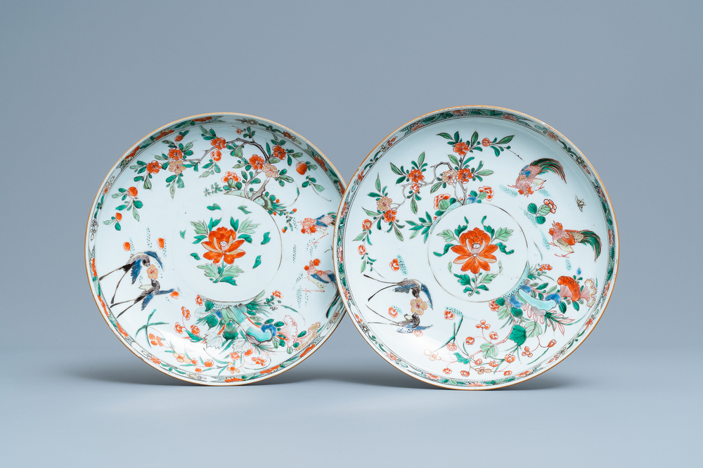 Une paire de plats en porcelaine de Chine famille verte, Kangxi