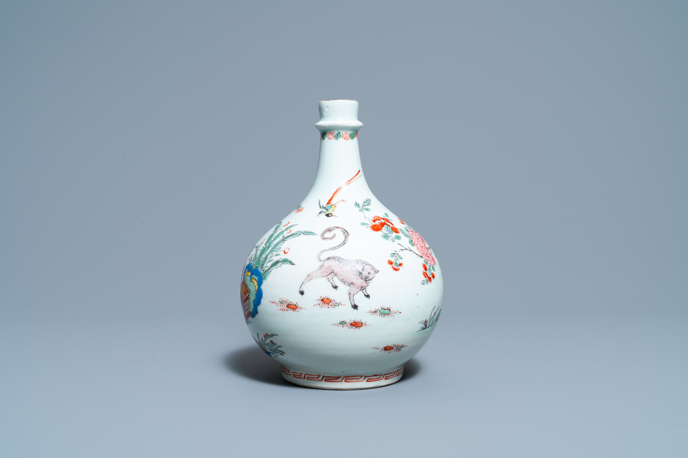 Une bouteille de pharmacie en porcelaine Arita de Japon d&eacute;cor&eacute;e de style Kakiemon aux Pays-Bas, Edo, 17/18&egrave;me