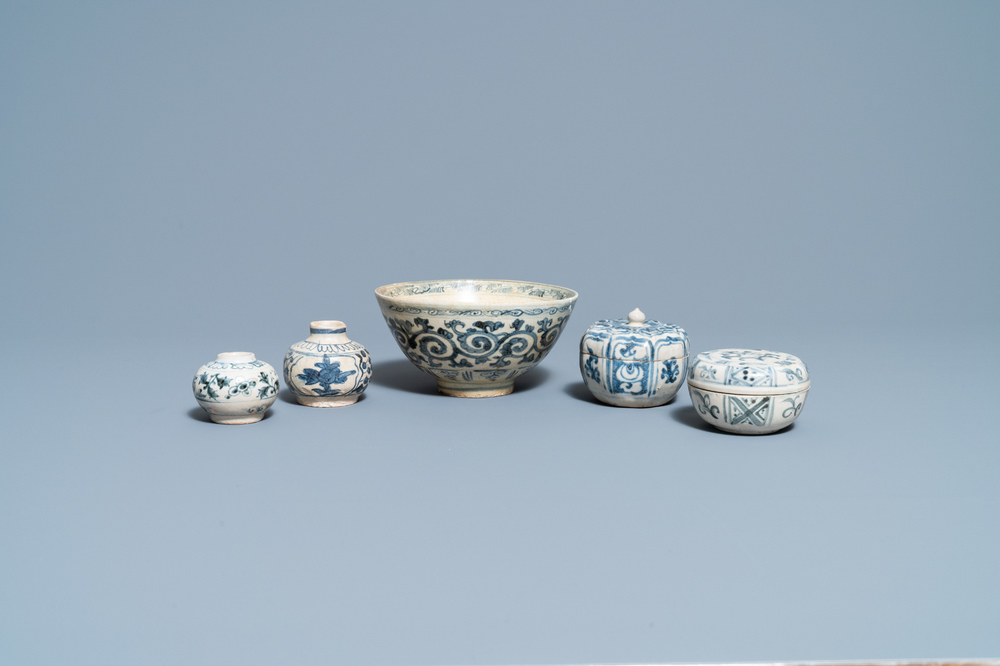 Quatre pi&egrave;ces en gr&egrave;s porcelaineux d'Annam ou Vietnam et un petit pot chinois en bleu et blanc, 15/16&egrave;me