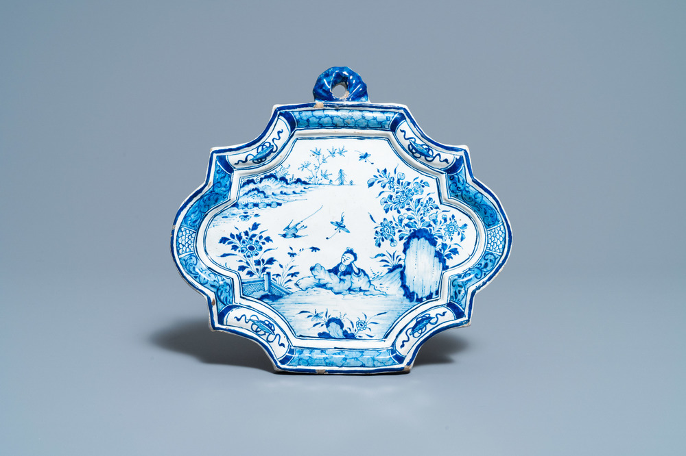 Une plaque en fa&iuml;ence de Delft en bleu et blanc &agrave; d&eacute;cor d'une chinoiserie, 18&egrave;me