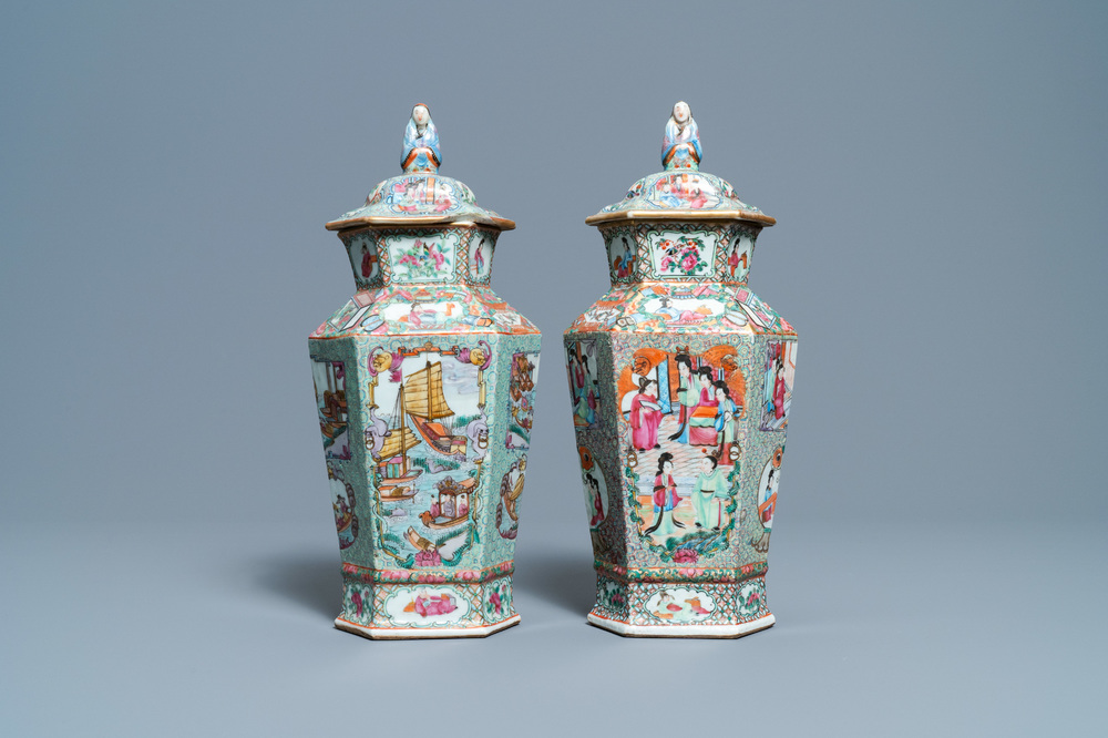 Deux vases couverts de forme hexagonale en porcelaine de Chine famille rose de Canton, 19&egrave;me