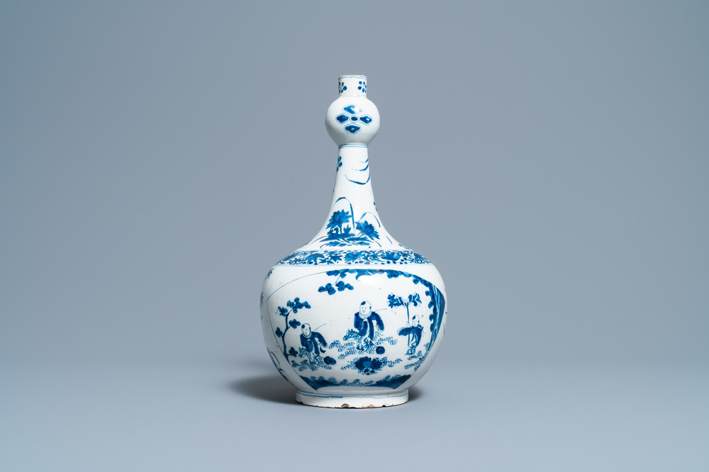 Un vase de forme bouteille en fa&iuml;ence de Delft en bleu et blanc de style chinoiserie, vers 1700