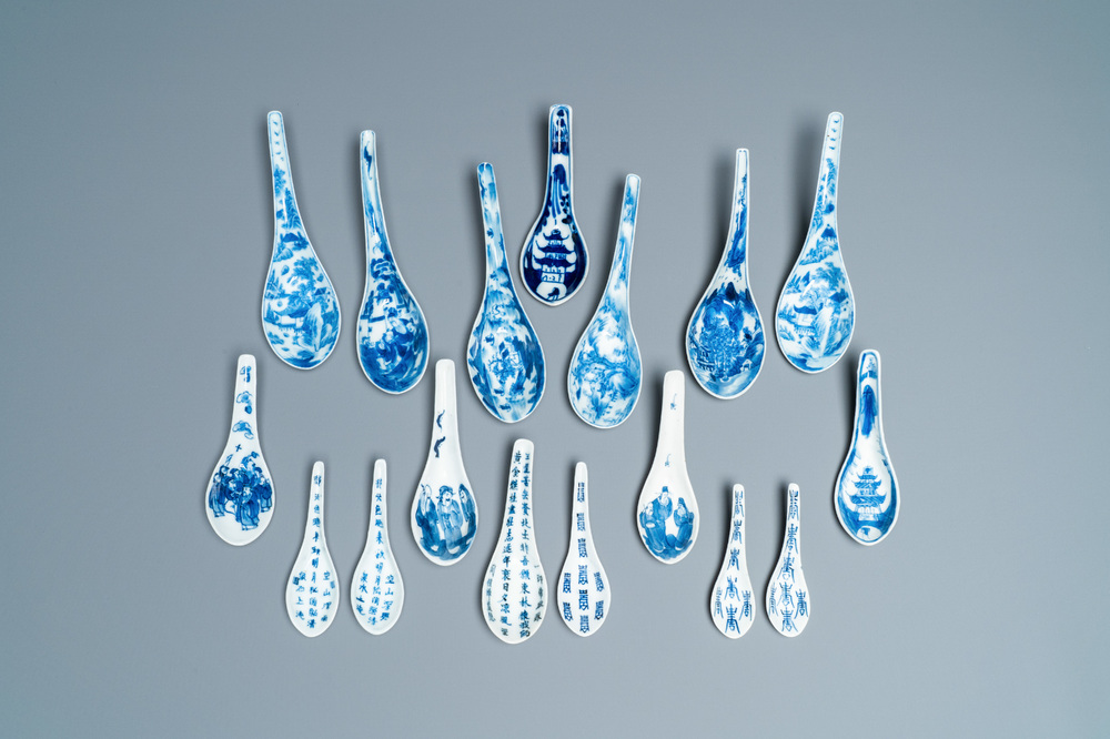 Dix-sept cuill&egrave;res en porcelaine de Chine en bleu et blanc, 19/20&egrave;me