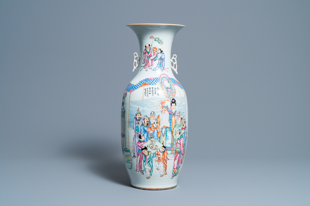 Un vase en porcelaine de Chine famille rose &agrave; d&eacute;cor figuratif et floral, 19/20&egrave;me