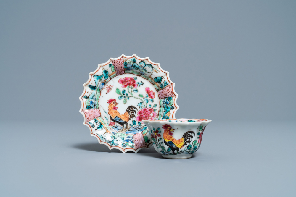 Une tasse et soucoupe de forme lob&eacute;e en porcelaine de Chine famille rose &agrave; d&eacute;cor de coqs, Yongzheng