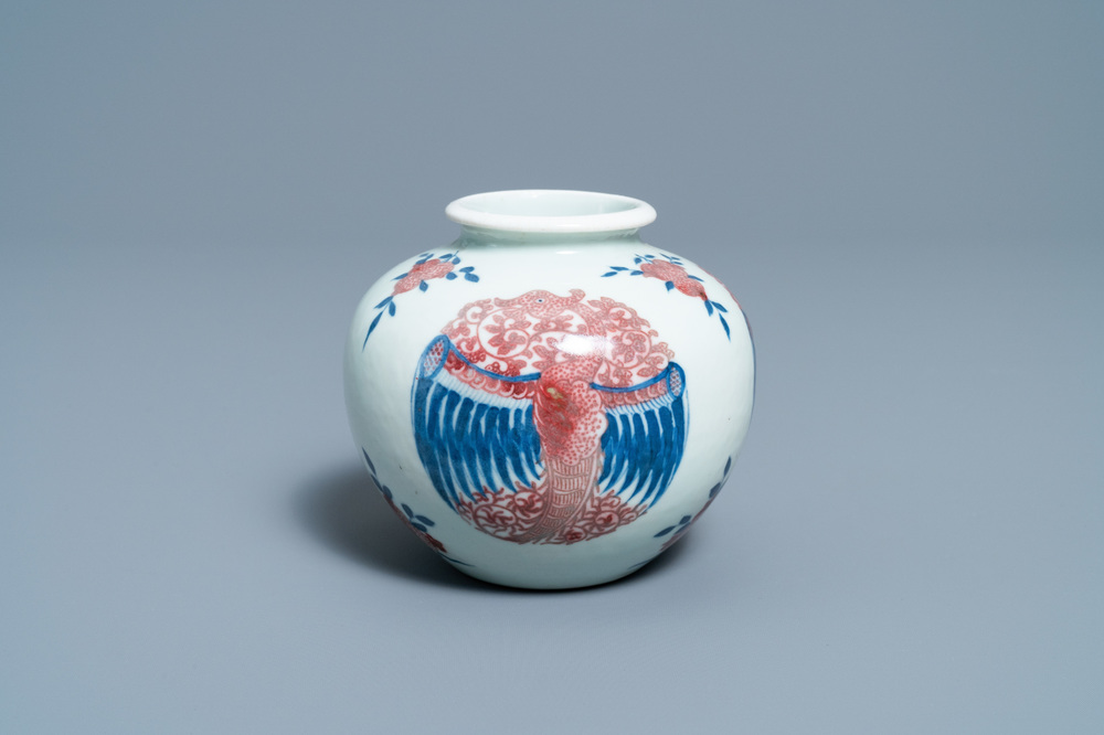 Een Chinese blauw-witte en koperrode 'feniksen' waterpot, Kangxi merk, 19e eeuw