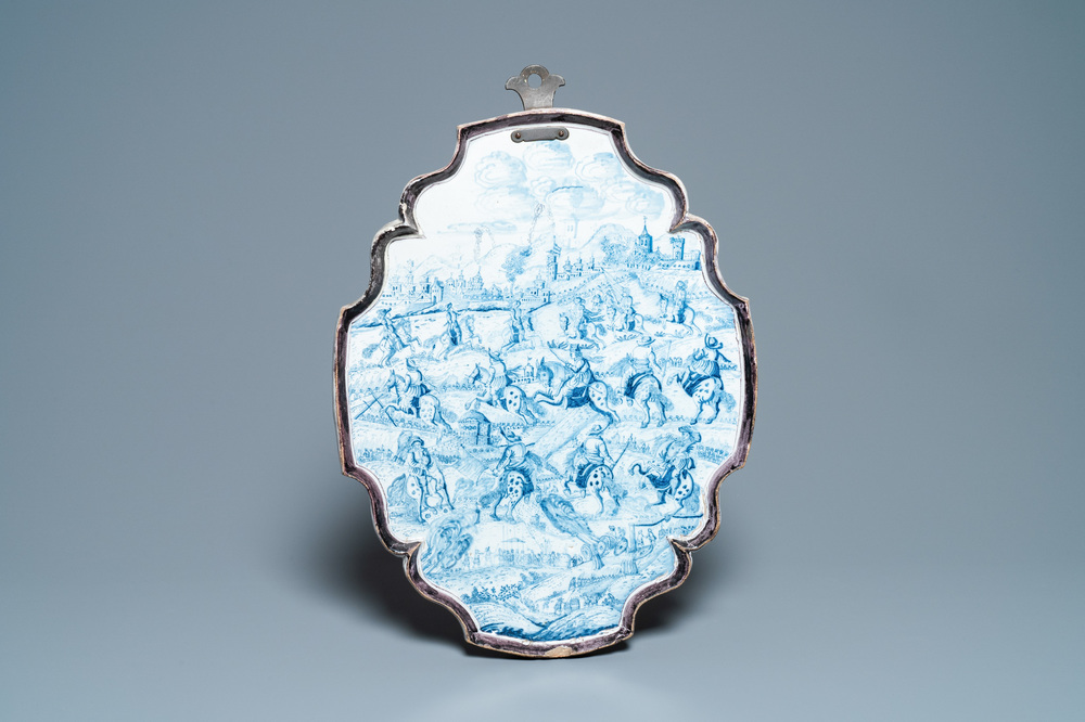 Une grande plaque en fa&iuml;ence de Delft en bleu et blanc &agrave; sujet d'une cavalerie, 18&egrave;me