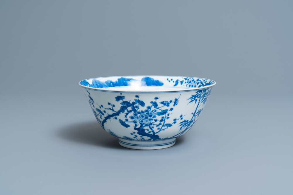 Un bol en porcelaine de Chine en bleu et blanc &agrave; d&eacute;cor 'Les trois amis de l'hiver', marque et &eacute;poque de Kangxi