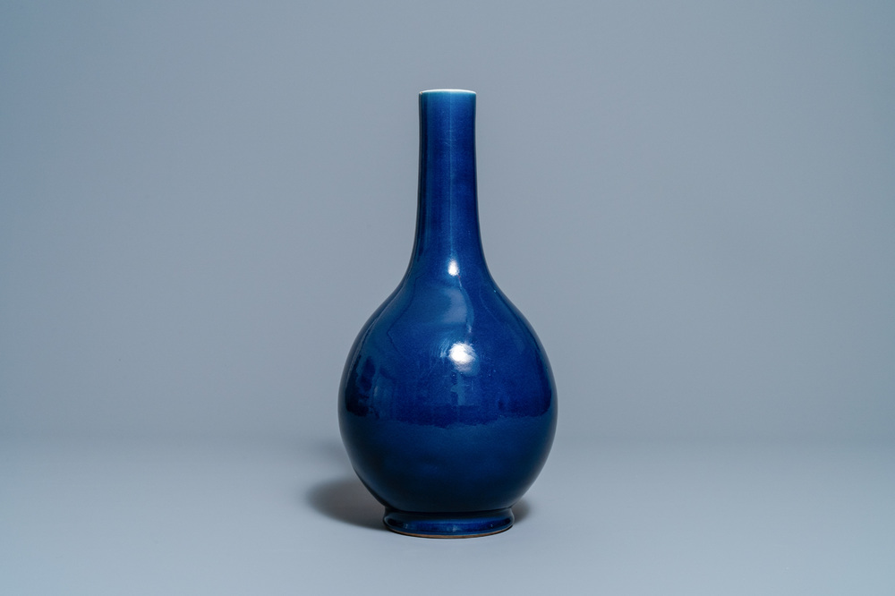 Un vase de forme bouteille en porcelaine de Chine bleu monochrome, marque et &eacute;poque de Qianlong