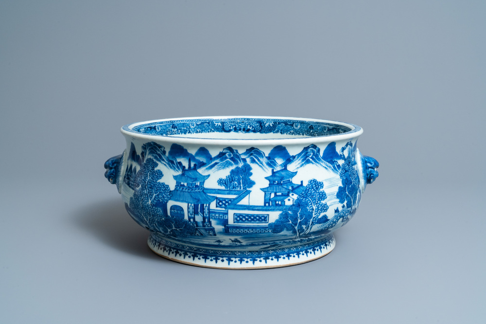 Een grote Chinese blauw-witte wierookbrander met een landschap, Qianlong