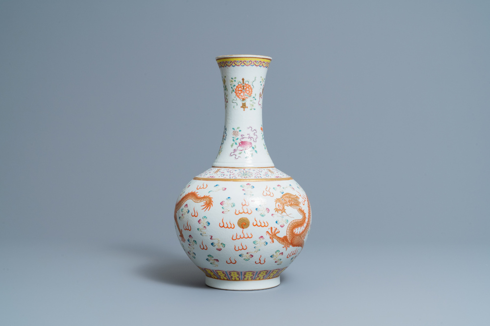 Un vase de forme bouteille en porcelaine de Chine famille rose &agrave; d&eacute;cor de dragons, marque de Guangxu, 19/20&egrave;me