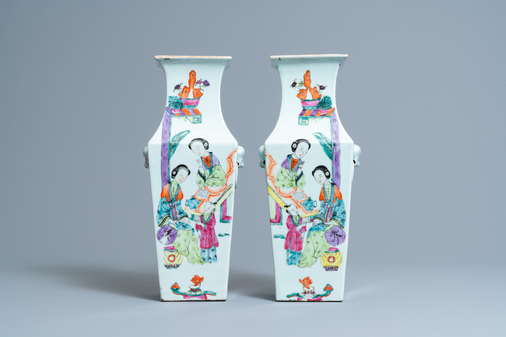 Une paire de vases de forme carr&eacute;e en porcelaine de Chine famille rose, 19/20&egrave;me