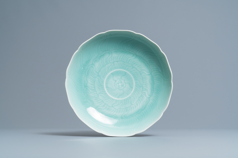 Een Chinese celadon-geglazuurde 'lotus' schotel, Qianlong