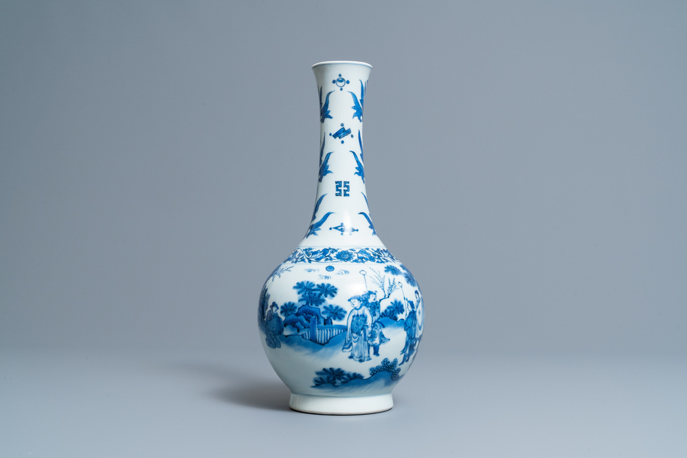 Un vase de forme bouteille en porcelaine de Chine en bleu et blanc, &eacute;poque Transition