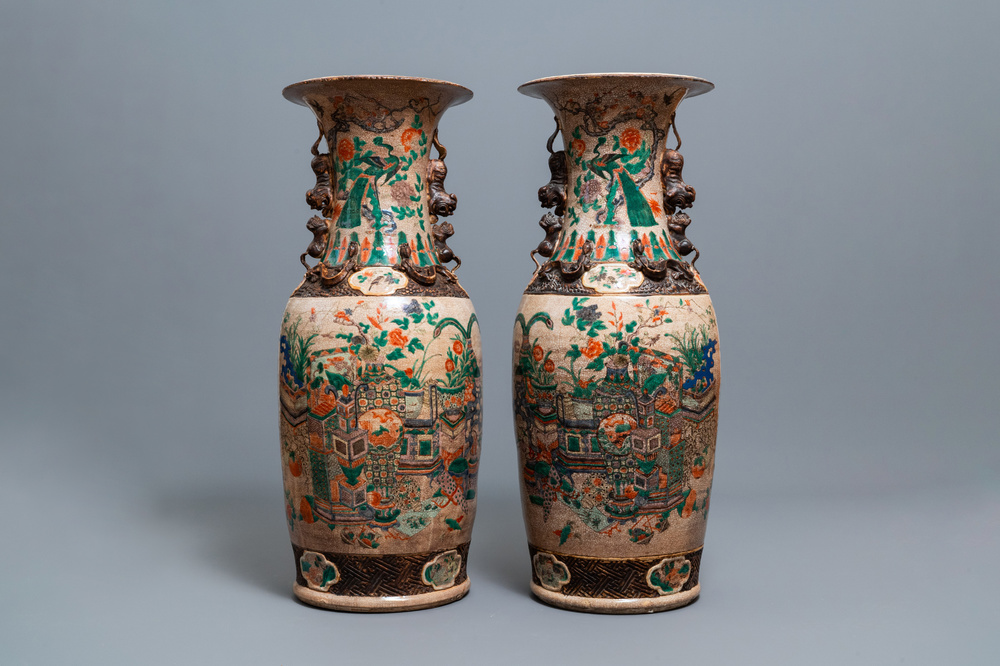 Une paire de tr&egrave;s grands vases en porcelaine de Chine famille verte dite 'de Nankin', 19&egrave;me