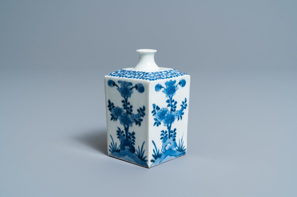 Une bo&icirc;te &agrave; th&eacute; en porcelaine Kakiemon en bleu et blanc, Japon, Edo, 17/18&egrave;me