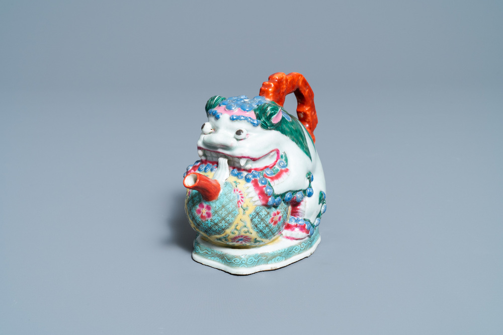 Une verseuse en forme de lion bouddhiste en porcelaine de Chine famille rose, Qianlong/Jiaqing