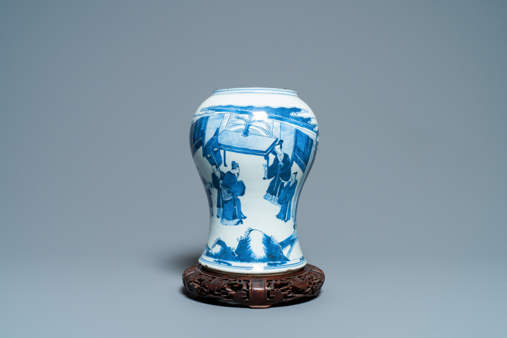 Een Chinese blauw-witte vaas met figuratief decor, Kangxi