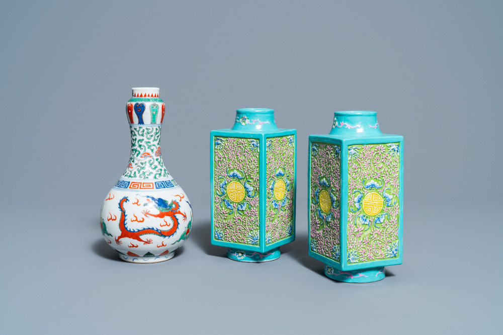 Une paire de vases de forme 'cong' en porcelaine de Chine et un vase wucai &agrave; d&eacute;cor de dragon, 19/20&egrave;me