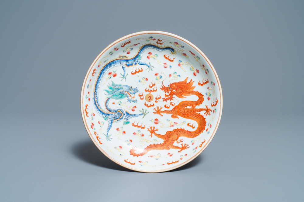 Un plat en porcelaine de Chine famille rose &agrave; d&eacute;cor de dragons, marque et &eacute;poque de Guangxu