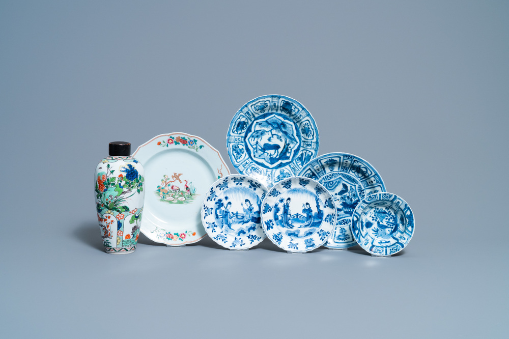 Cinq assiettes en porcelaine de Chine en bleu et blanc, un plat famille rose et un vase famille verte, Wanli et apr&egrave;s