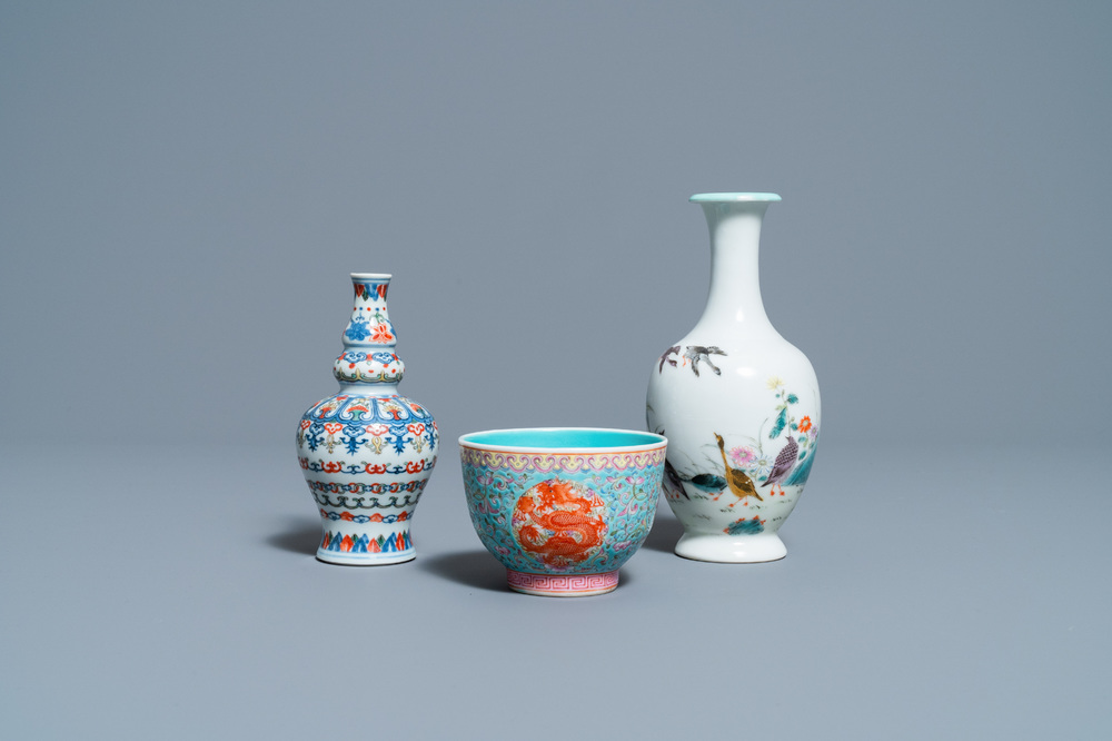 Un vase en porcelaine de Chine famille rose, un bol aux dragons et un vase wucai, R&eacute;publique