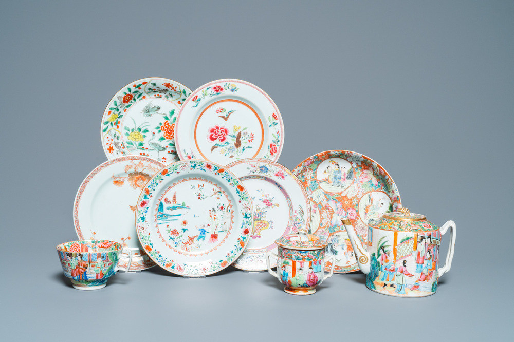 Six assiettes, une th&eacute;i&egrave;re, un bol couvert et une tasse en porcelaine de Chine famille rose, 18/19&egrave;me