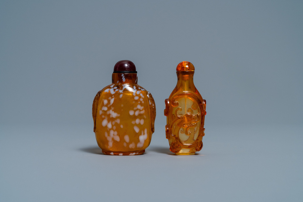 Twee Chinese amber-simulerende glazen snuifflessen, 18/19e eeuw