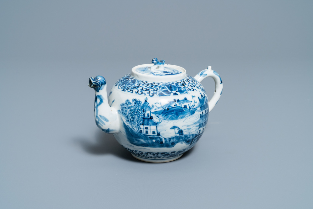 Une th&eacute;i&egrave;re couverte en porcelaine de Chine en bleu et blanc, 19&egrave;me