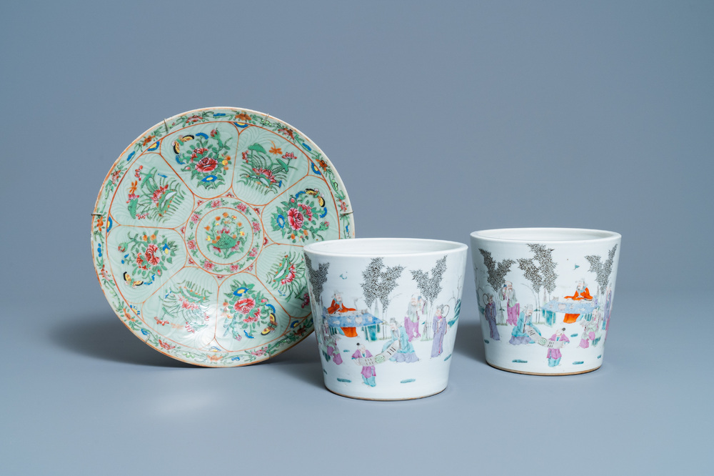 Une paire de jardini&egrave;res et un plat &agrave; fond c&eacute;ladon en porcelaine de Chine famille rose, 19&egrave;me