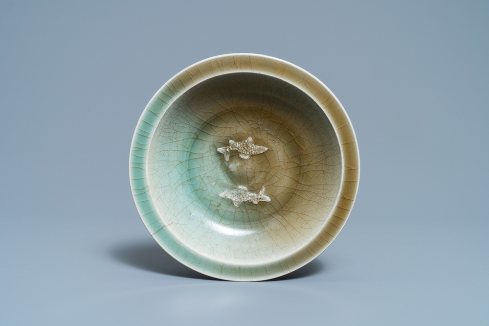 Une assiette en porcelain de Chine c&eacute;ladon &agrave; d&eacute;cor de deux poissons, Song/Yuan