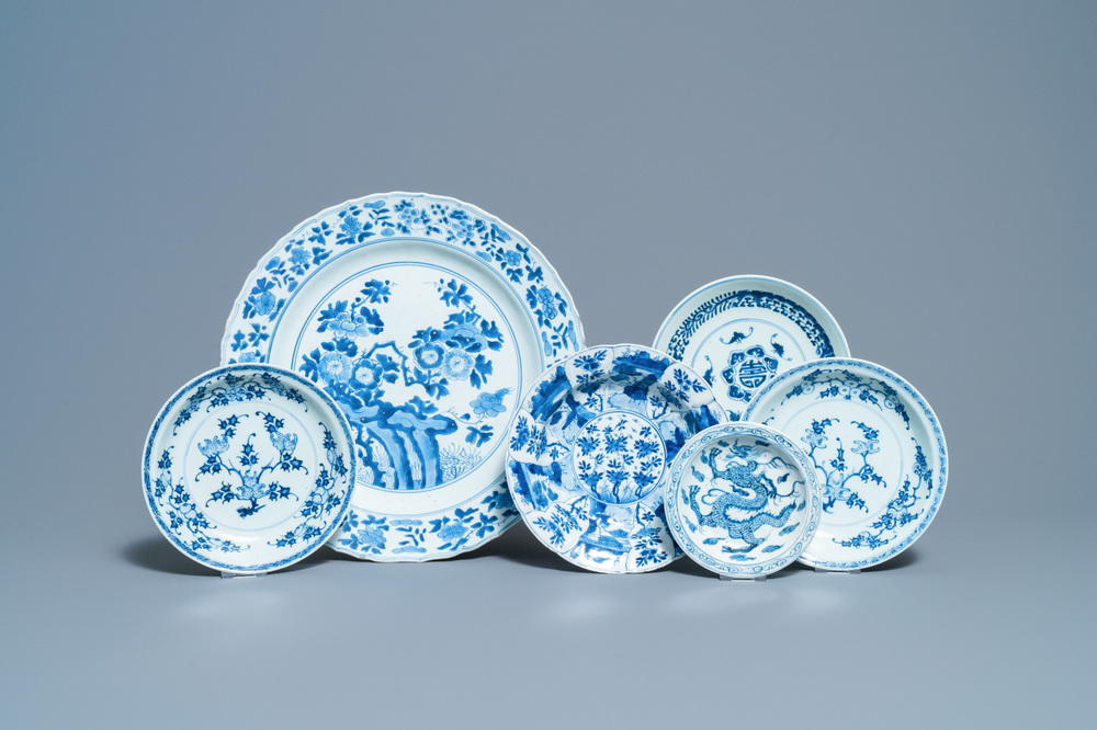 Zes Chinese blauw-witte borden en schotels, Kangxi en later