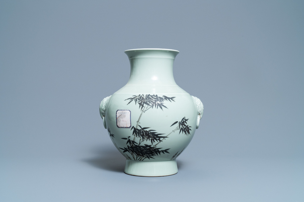 Un vase de forme 'hu' en porcelaine de Chine c&eacute;ladon &agrave; d&eacute;cor de branches de bambou, marque de Qianlong, 20&egrave;me