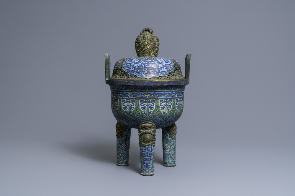 Un grand br&ucirc;le-parfum tripod couvert en &eacute;maux cloisonn&eacute;s, Chine, Qianlong