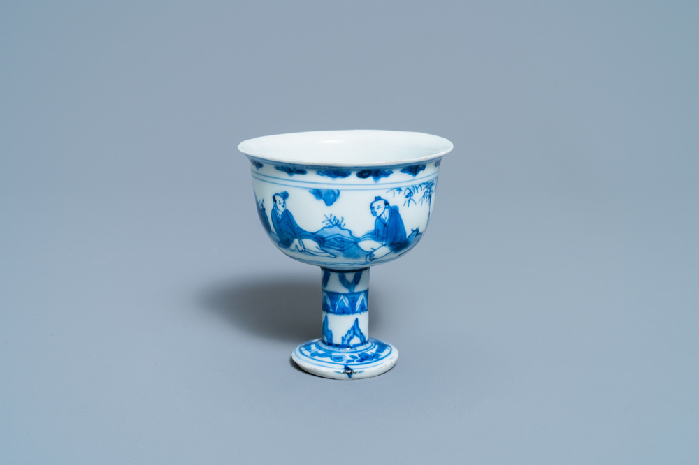 Un bol sur piedouche en porcelaine de Chine en bleu et blanc &agrave; d&eacute;cor de joueurs de go, &eacute;poque Transition