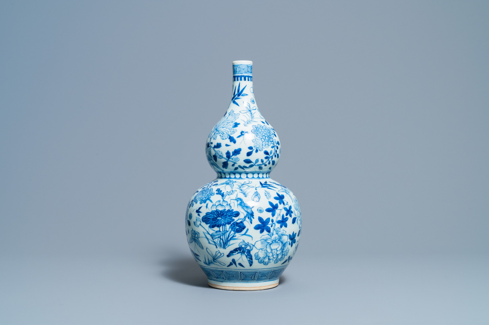 Un vase de forme double gourde en porcelaine de Chine en bleu et blanc, 19&egrave;me