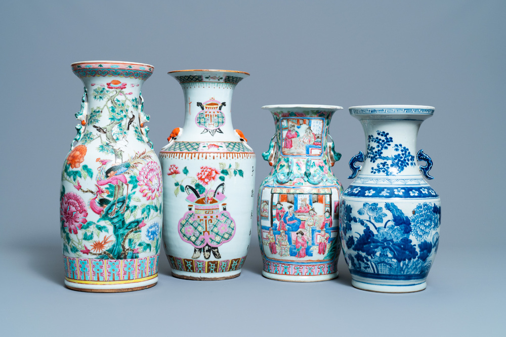 Drie Chinese famille rose vazen en een blauw-witte vaas, 19e eeuw