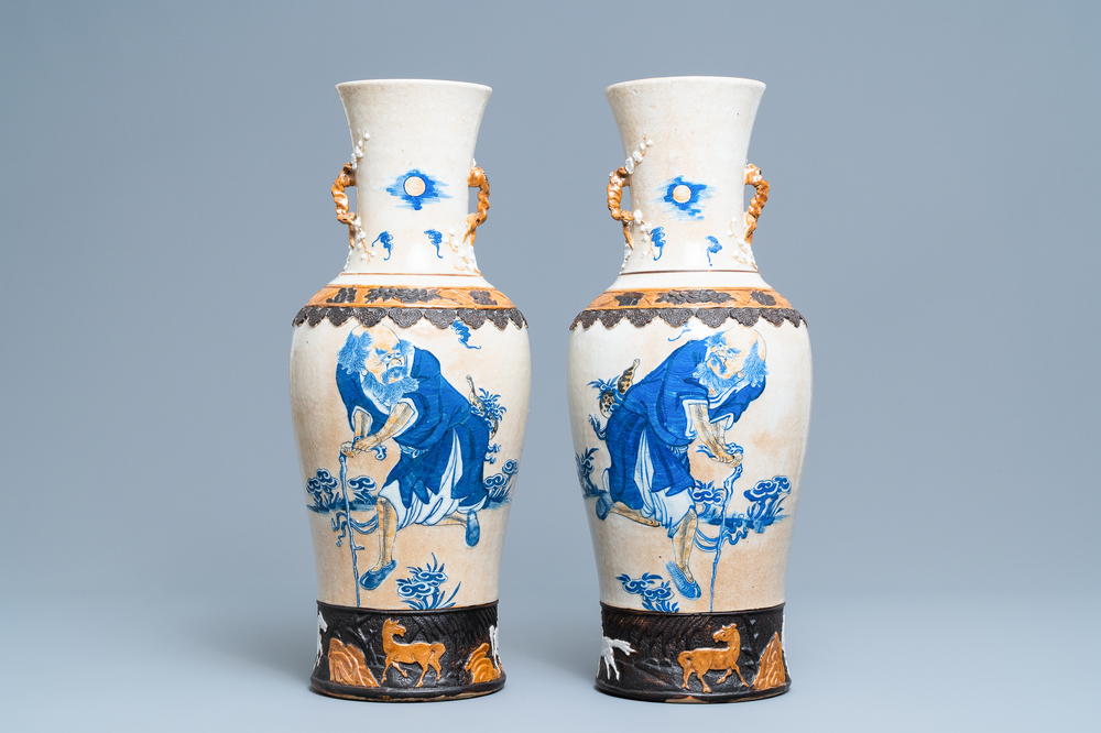 Une paire de vases en porcelaine de Chine dite 'de Nankin' figurant Li Tieguai, 19&egrave;me