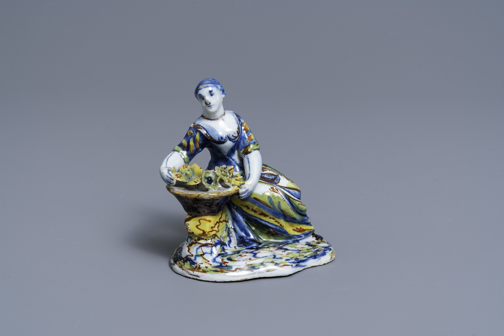 Une figure d'une marchande de fleurs en fa&iuml;ence de Delft polychrome, 18&egrave;me