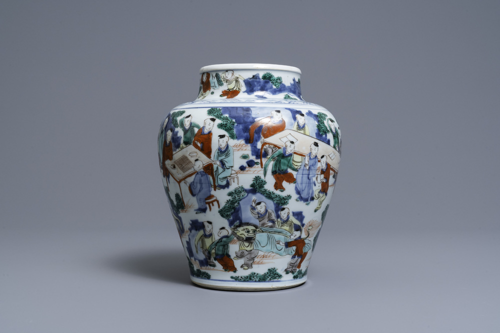 Un vase en porcelaine de Chine wucai &agrave; d&eacute;cor des '100 gar&ccedil;ons', &eacute;poque Transition