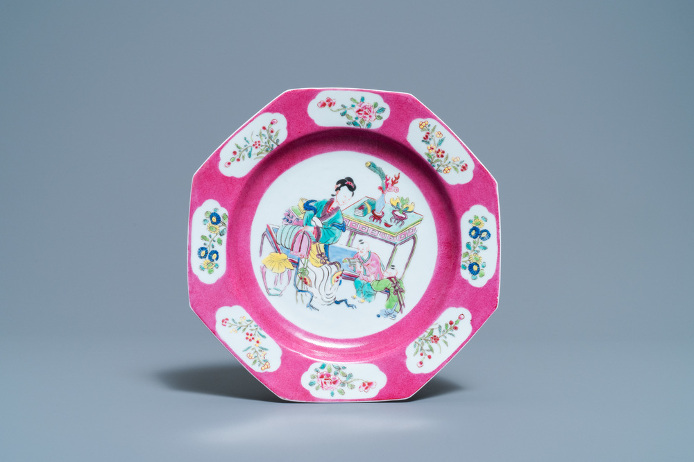 Une assiette de forme octagonale en porcelaine de Chine famille rose &agrave; bordure en rouge de rubis, Yongzheng