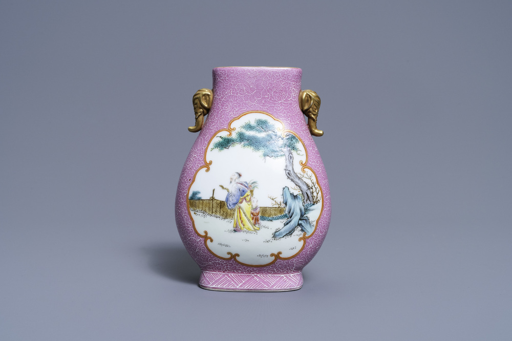 Un vase de forme 'hu' en porcelaine de Chine famille rose &agrave; fond rose, R&eacute;publique