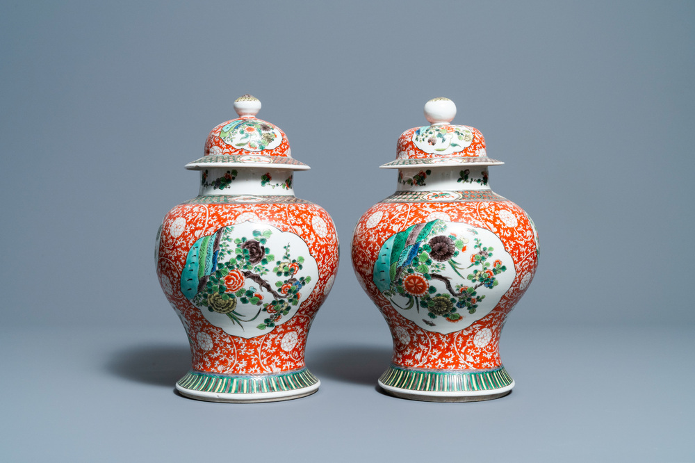 Une paire de vases couverts en porcelaine de Chine famille verte, 19/20&egrave;me