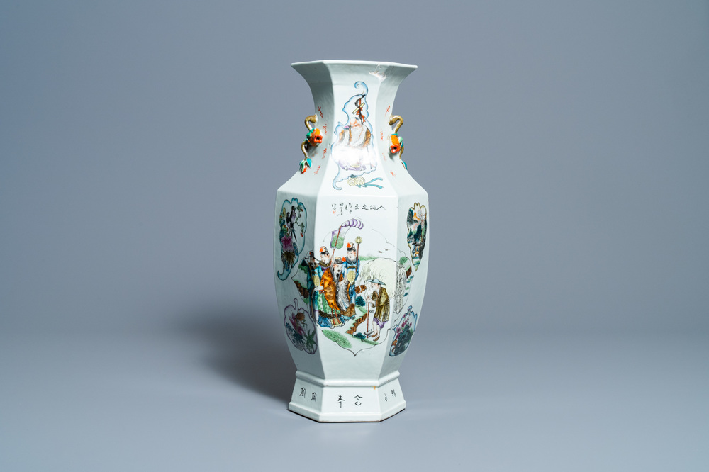 Un vase de forme hexagonale en porcelaine de Chine qianjiang cai, 19&egrave;me