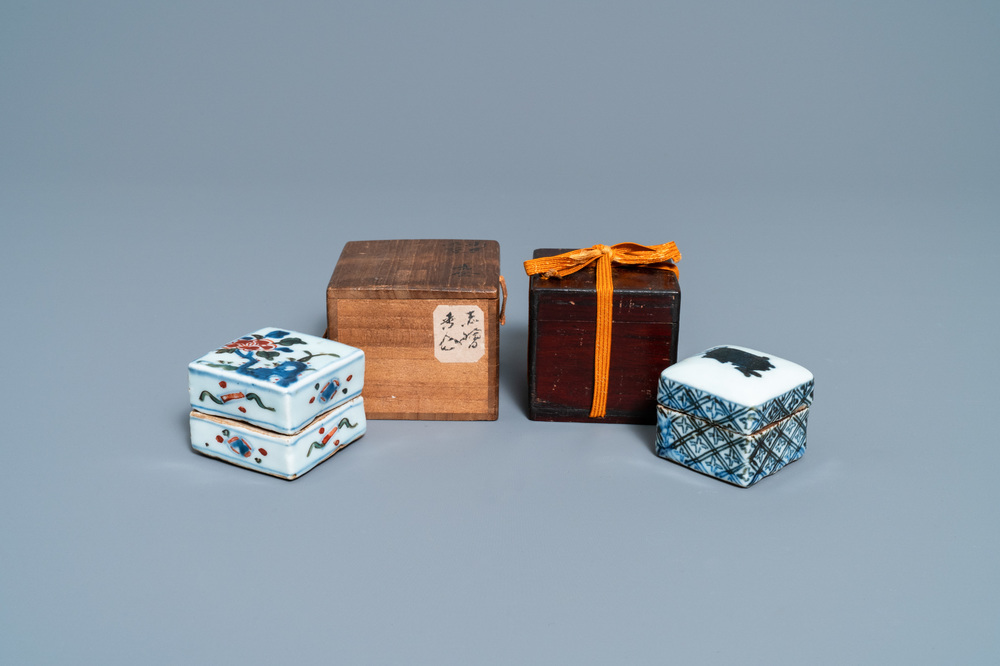 Two Chinese square ko-sometsuke blue and white and wucai covered boxes for the Japanese market, Transitional period