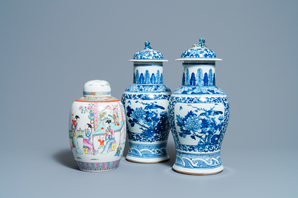 Une paire de vases couverts en porcelaine de Chine en bleu et blanc et un pot couvert en famille rose, 19/20&egrave;me