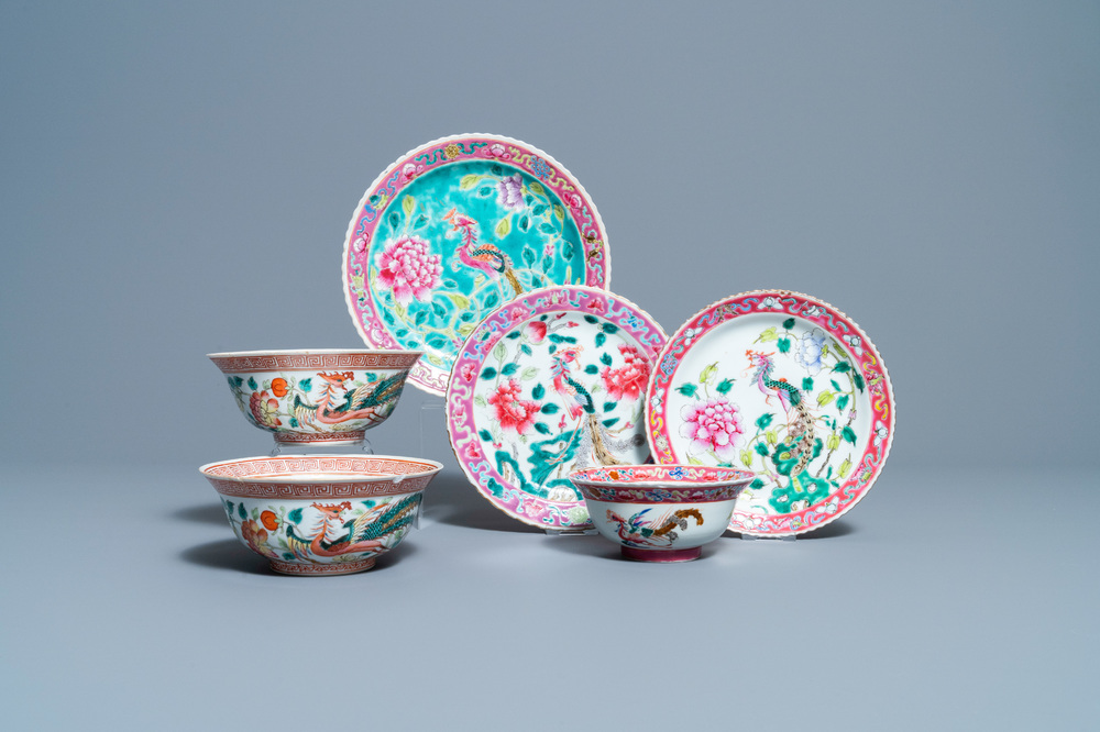 Trois assiettes et trois bols en porcelaine de Chine famille rose pour le march&eacute; Straits ou Peranakan, 19&egrave;me